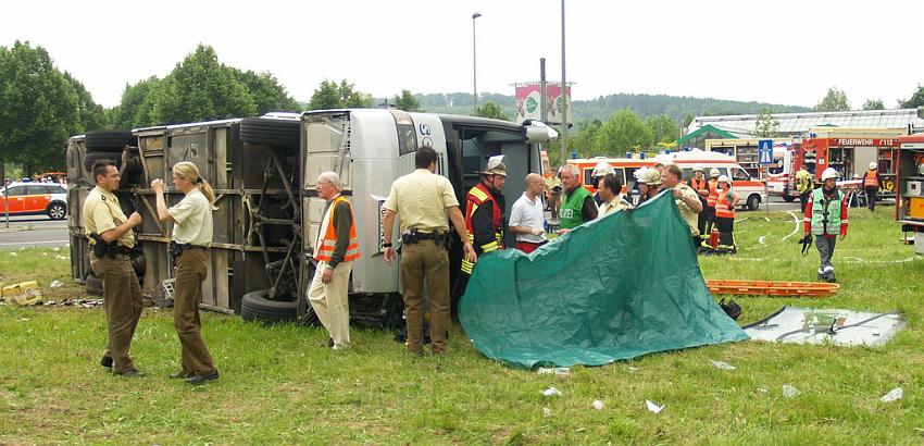 Schwerer Unfall mit Reisebus Lohmar Donrather Dreieck P364.JPG